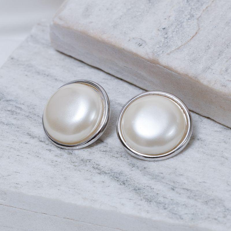 BRINCO FLOR DE BEGÓNIA COM PÉROLA BANHO PRATA