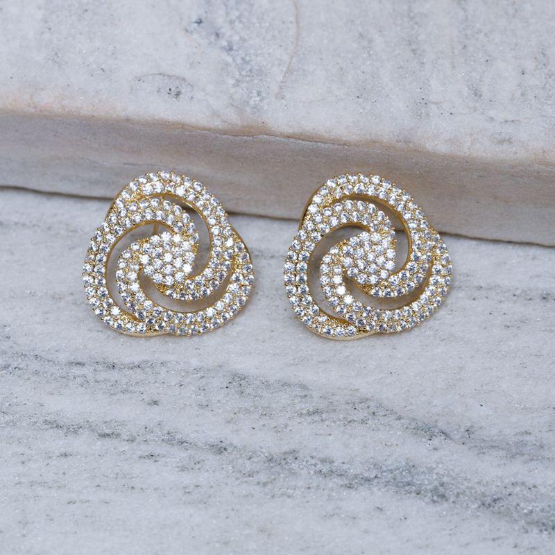 BRINCO FLOR DE CAMÉLIA CRISTAL BANHO OURO 18K