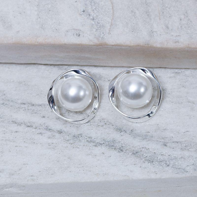 BRINCO FLOR DE LÍRIO COM PÉROLA BANHO PRATA