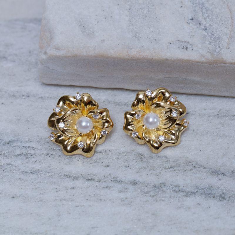 BRINCO FLOR DE PETÚNIA COM PÉROLA BANHO OURO 18K