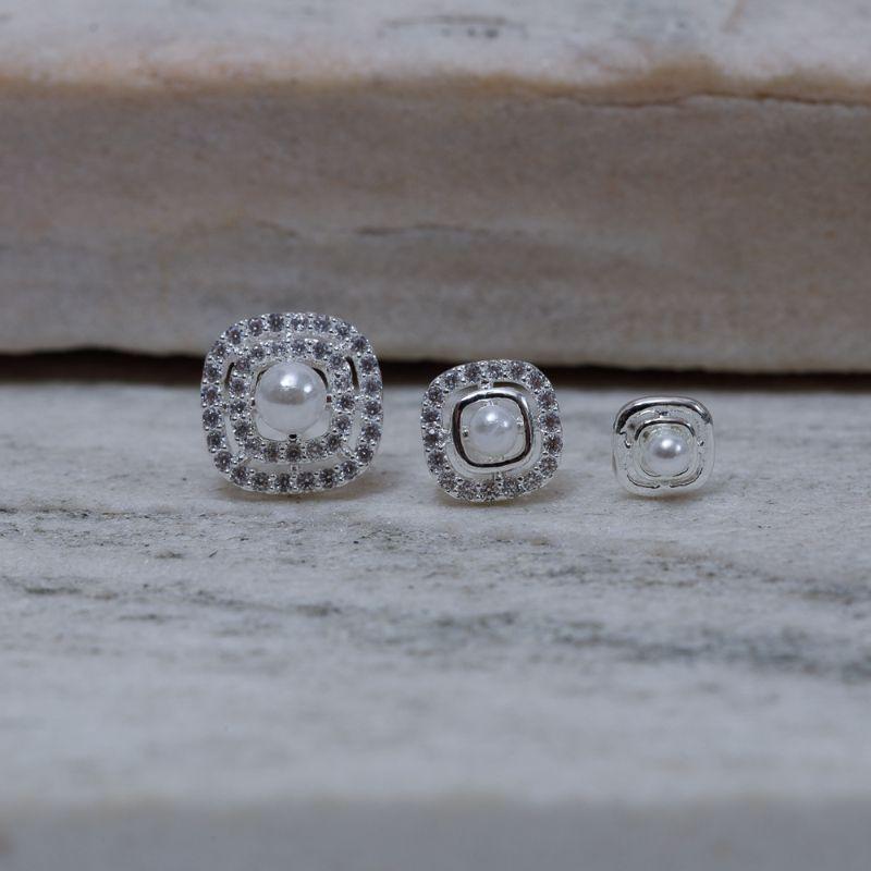 BRINCO QUADRADO M CRAVEJADO E COM PÉROLA BANHO PRATA