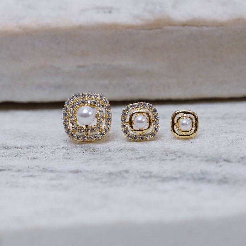 BRINCO QUADRADO P CRAVEJADO E COM PÉROLA BANHO OURO 18K