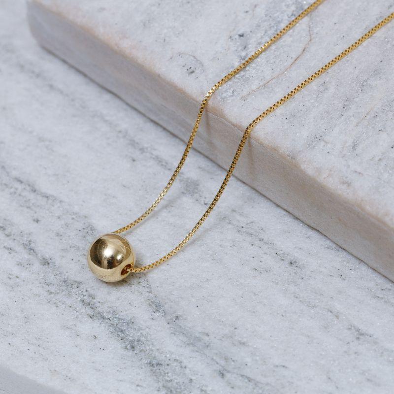 COLAR BOLA G LISA BANHO OURO 18K