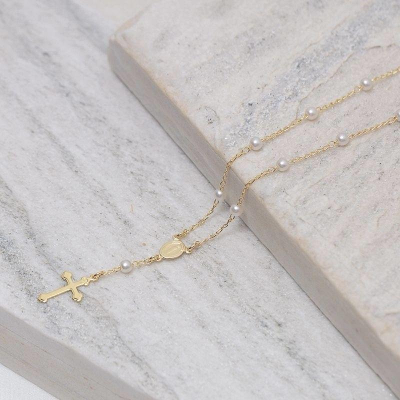 COLAR TERÇO TRADICIONAL COM PÉROLAS BANHO OURO 18K