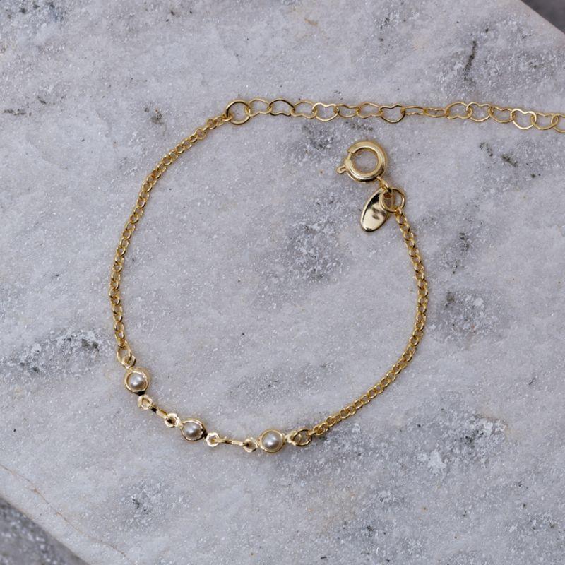 PULSEIRA INFANTIL COM TRÊS PÉROLAS BANHO OURO 18K