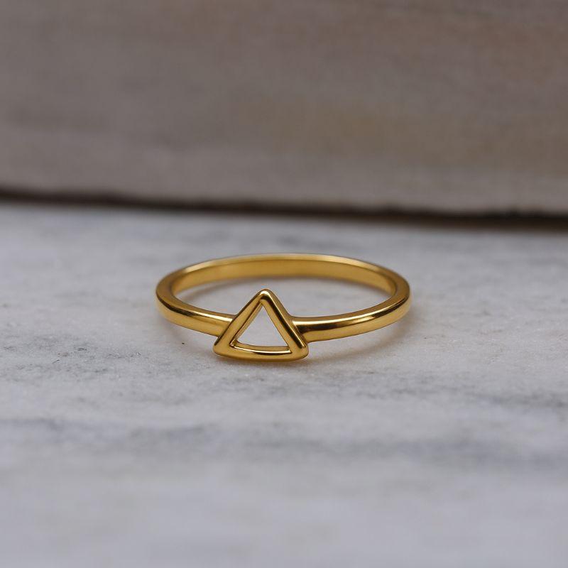 ANEL TRIÂNGULO LISO VAZADO BANHO OURO 18K