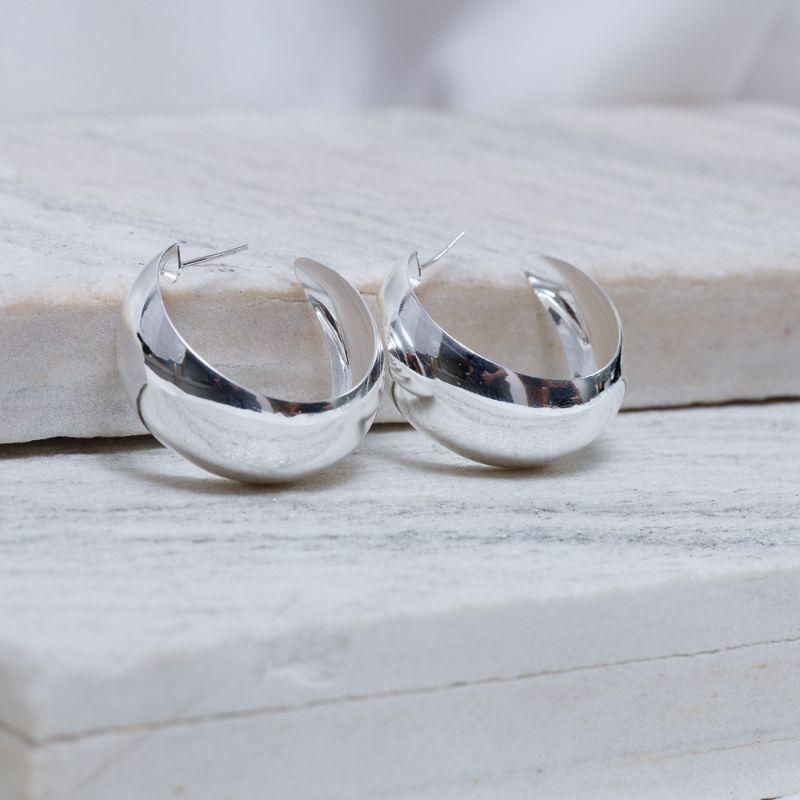 BRINCO ARGOLA ABAULADA LISA GROSSA BANHO PRATA