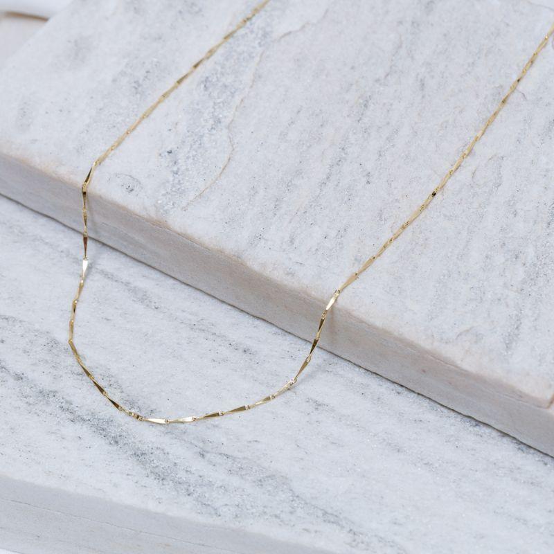 CHOKER FINA TORCIDA BANHO OURO 18K