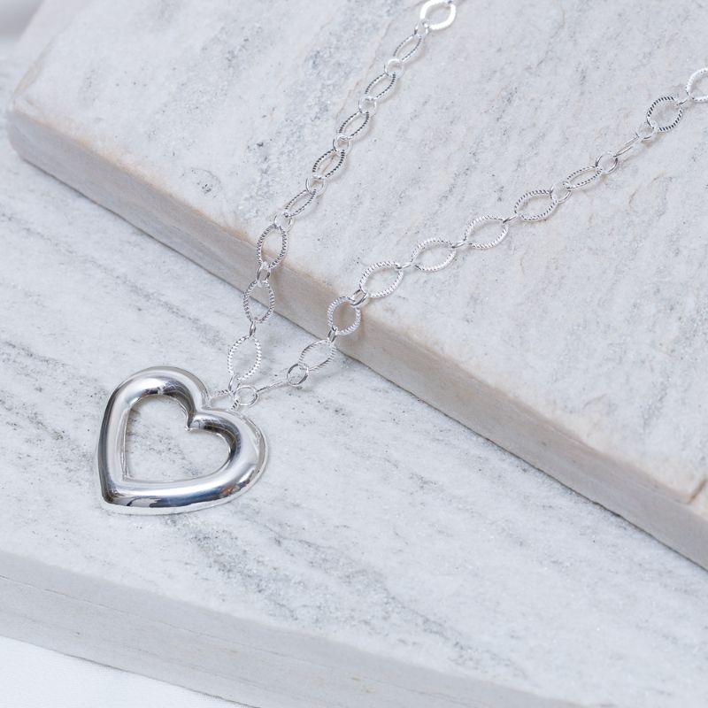 COLAR ELOS TRABALHADOS COM CORAÇÃO BANHO PRATA