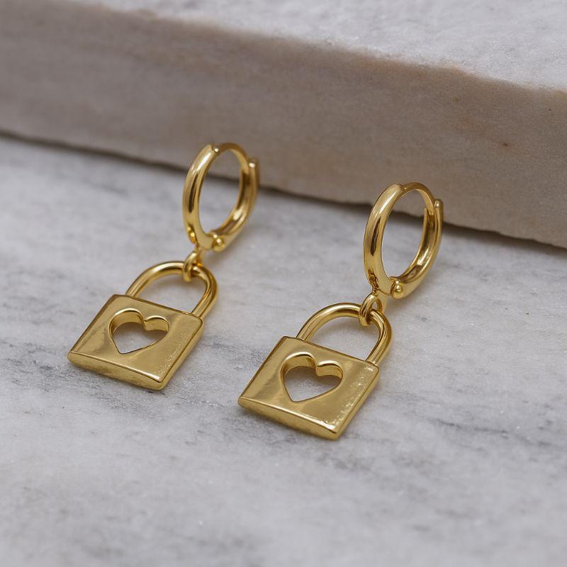 BRINCO ARGOLA PINGENTE CADEADO COM CORAÇÃO BANHO OURO 18K