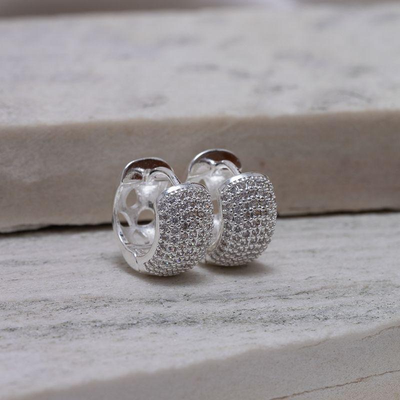 BRINCO ARGOLA G COM ZIRCÔNIAS BANHO PRATA