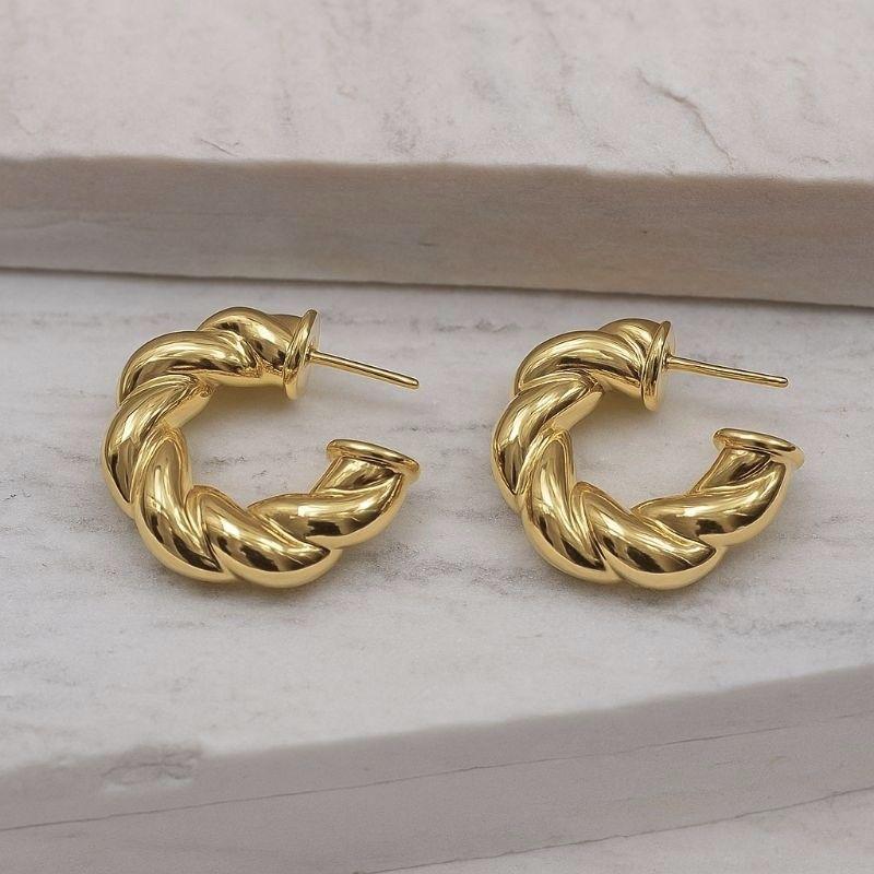 BRINCO ARGOLA TORCIDA P BANHO OURO 18K