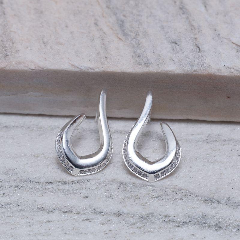 BRINCO CLÁSSICO CRAVEJADO BANHO PRATA