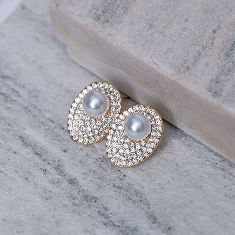 BRINCO CONCHA CRAVEJADA E COM PÉROLA BANHO OURO 18K