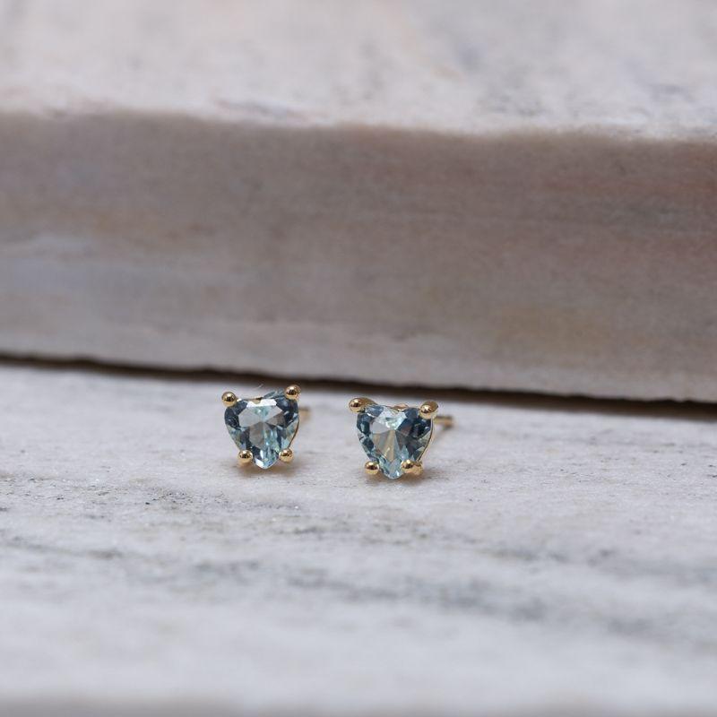 BRINCO CORAÇÃO PP COM PEDRA AZUL CLARO BANHO OURO 18K