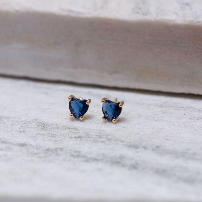 BRINCO CORAÇÃO PP COM PEDRA AZUL MARINHO BANHO OURO 18K