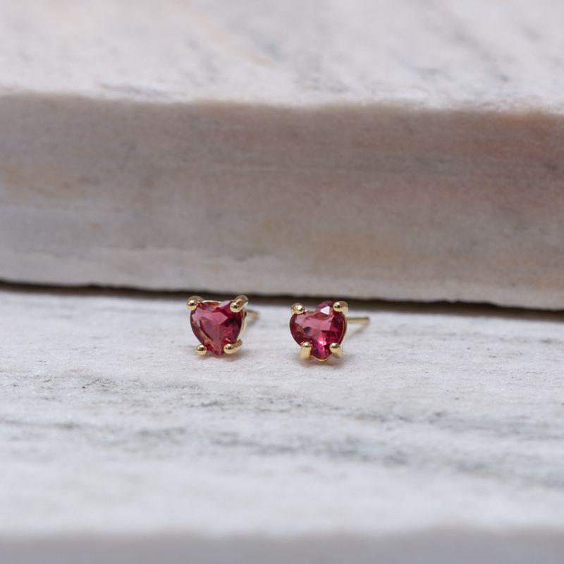 BRINCO CORAÇÃO PP COM PEDRA VERMELHO RUBI BANHO OURO 18K