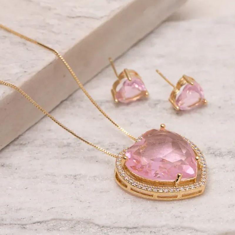 CONJUNTO CORAÇÃO COM PEDRA ROSA CLARO BANHO OURO 18K
