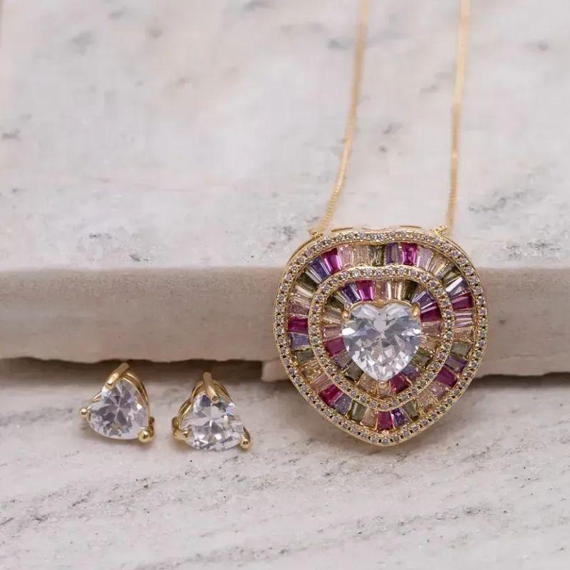 CONJUNTO CORAÇÃO GRANDE CRAVEJADO COM ZIRCÔNIAS COLORIDAS BANHO OURO 18K
