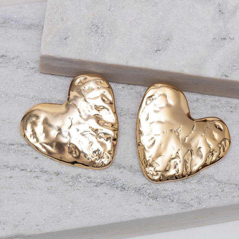 BRINCO CORAÇÃO MARTELADO BANHO OURO 18K