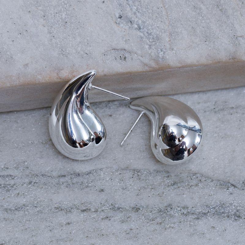 BRINCO GOTA ESCULPIDA BANHO PRATA