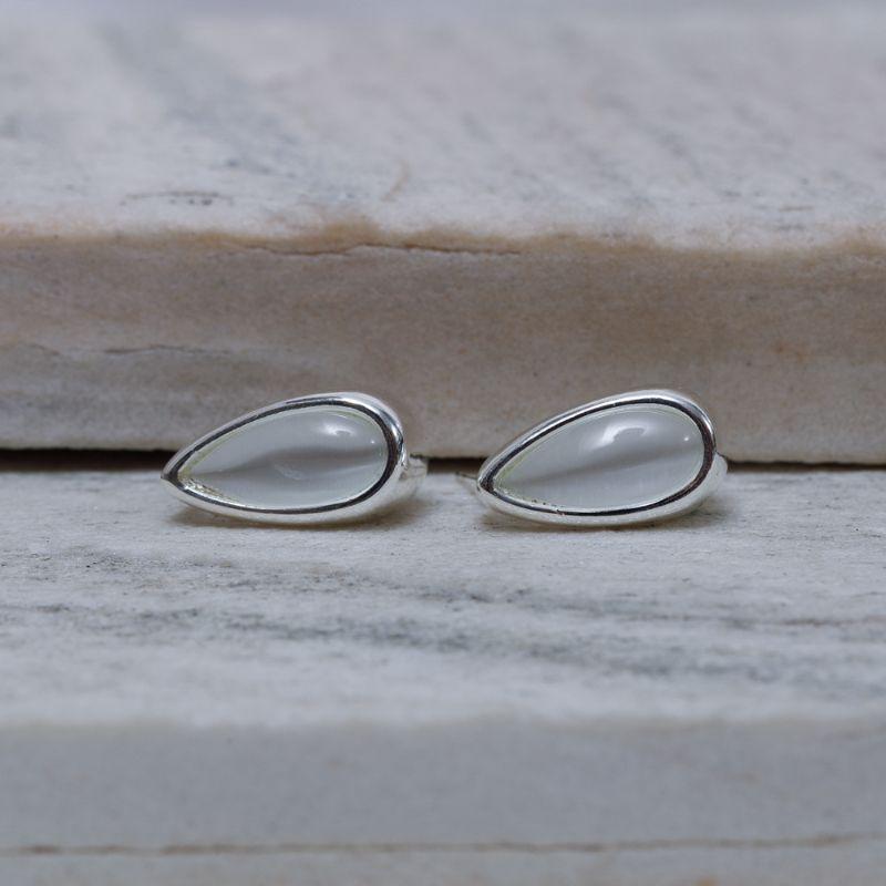 BRINCO MEIA ARGOLA MADRE PÉROLA BANHO PRATA