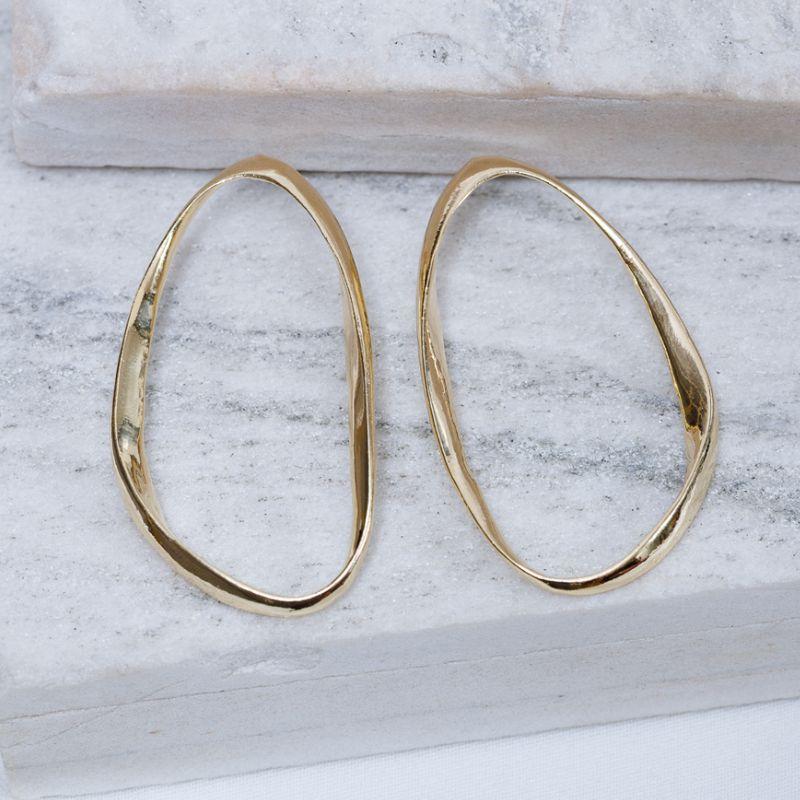 BRINCO ORGÂNICO VAZADO FINO BANHO OURO 18K