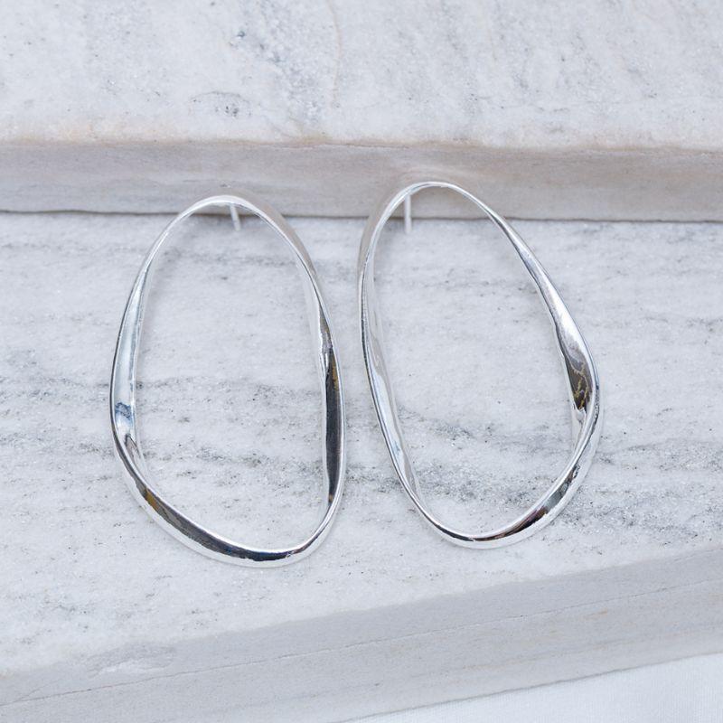 BRINCO ORGÂNICO VAZADO FINO BANHO PRATA