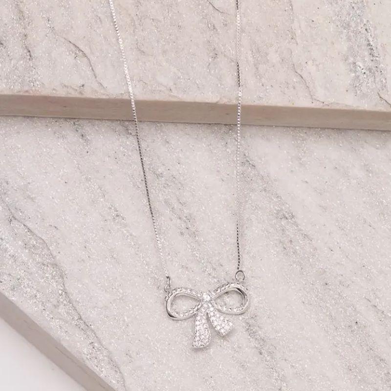 COLAR LAÇO M CRAVEJADO COM ZIRCÔNIAS CRISTAIS  BANHO PRATA