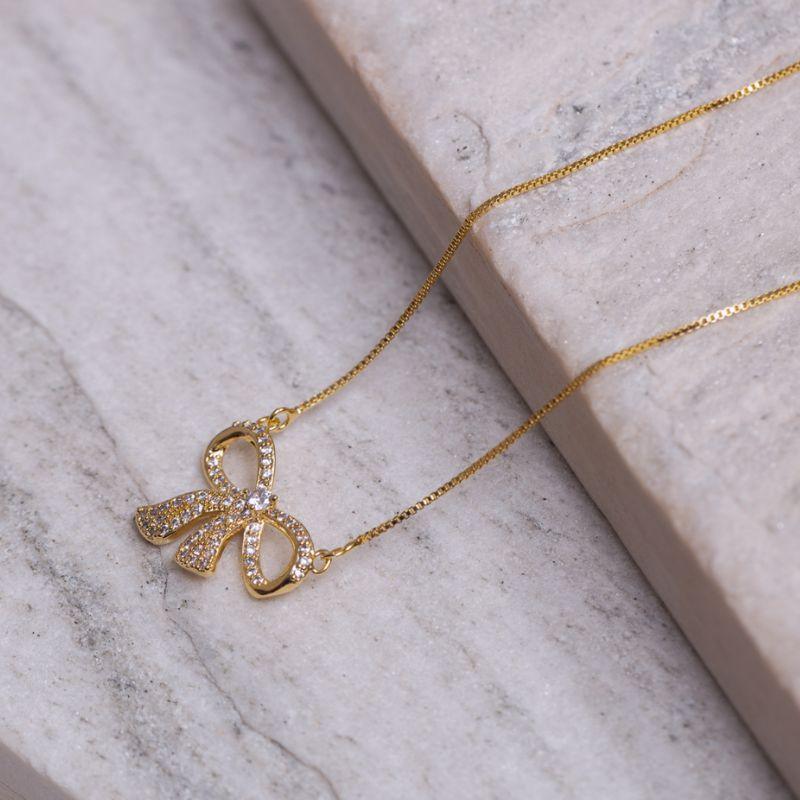 COLAR LAÇO M COM ZIRCÔNIAS CRISTAIS BANHO OURO 18K