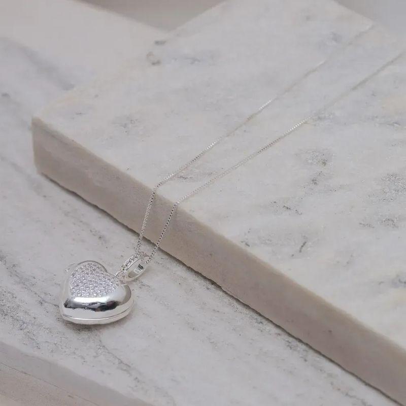 COLAR PERFUMEIRA CORAÇÃO CRAVEJADO COM ZIRCÔNIAS CRISTAIS BANHO PRATA