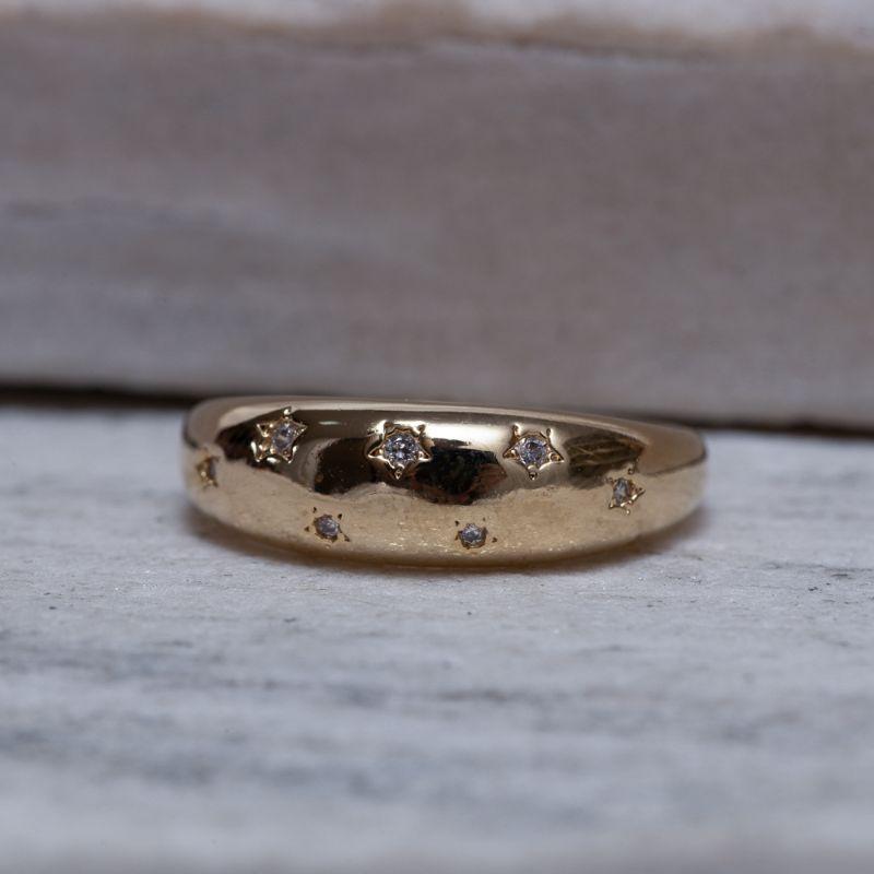 ANEL ABAULADO COM ESTRELINHAS CRISTAIS BANHO OURO 18K