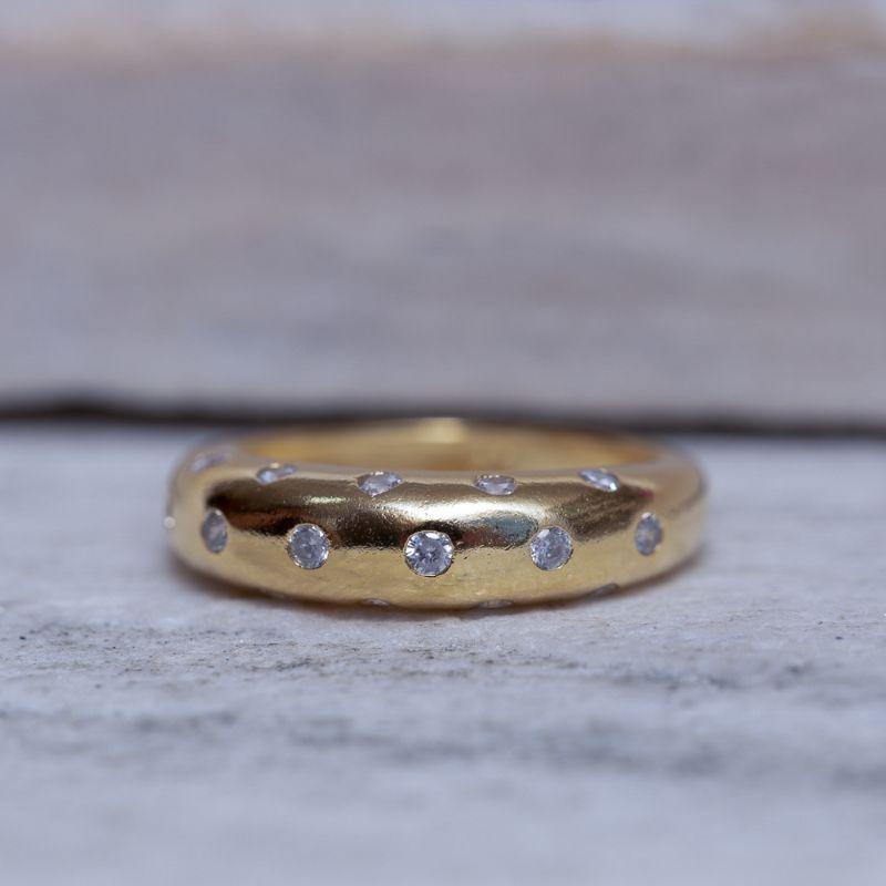 ANEL ABAULADO COM PEDRAS CRISTAIS BANHO OURO 18K