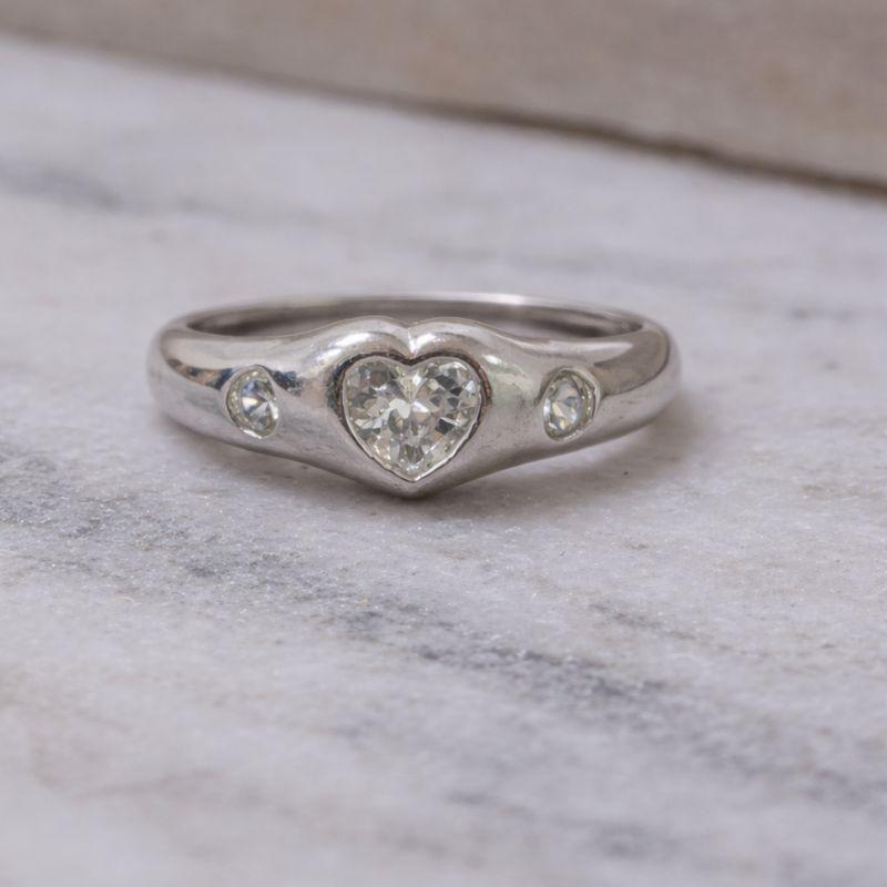 ANEL COM CORAÇÃO EM ZIRÔNIA CRISTAL BANHO PRATA