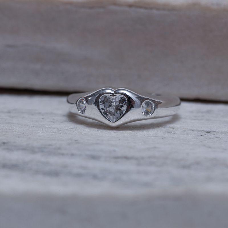 ANEL COM CORAÇÃO EM ZIRÔNIA CRISTAL BANHO PRATA