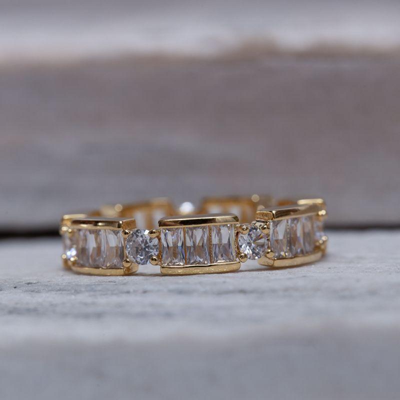 ANEL COM ZIRCÔNIAS NAVETE CRISTAL BANHO OURO 18K