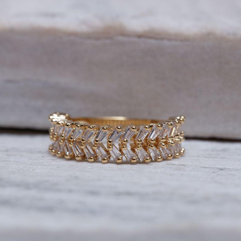 ANEL CRAVEJADO COM ZIRCÔNIAS NAVETE CRISTAIS BANHO OURO 18K