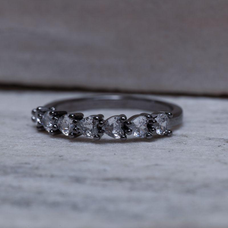 ANEL COM ZIRCÔNIA EM FORMATO DE CORAÇÕES BANHO RÓDIO NEGRO