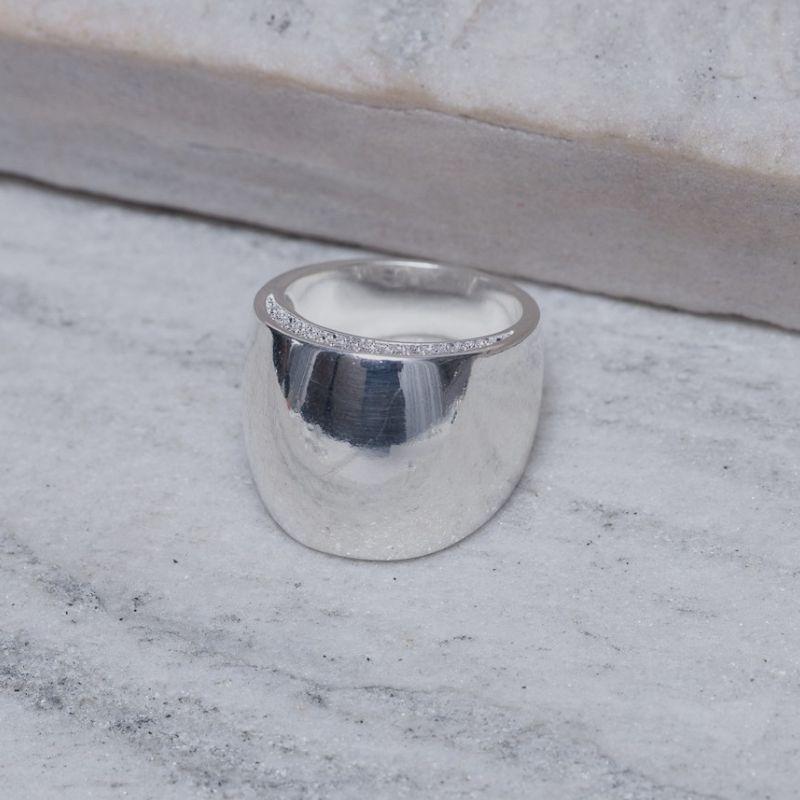 ANEL GRANDE LISO E COM ZIRCÔNIAS BANHO PRATA