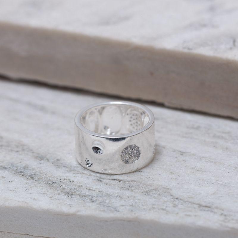 ANEL GROSSO COM BOLINHAS CRAVEJADAS E LISAS BANHO PRATA