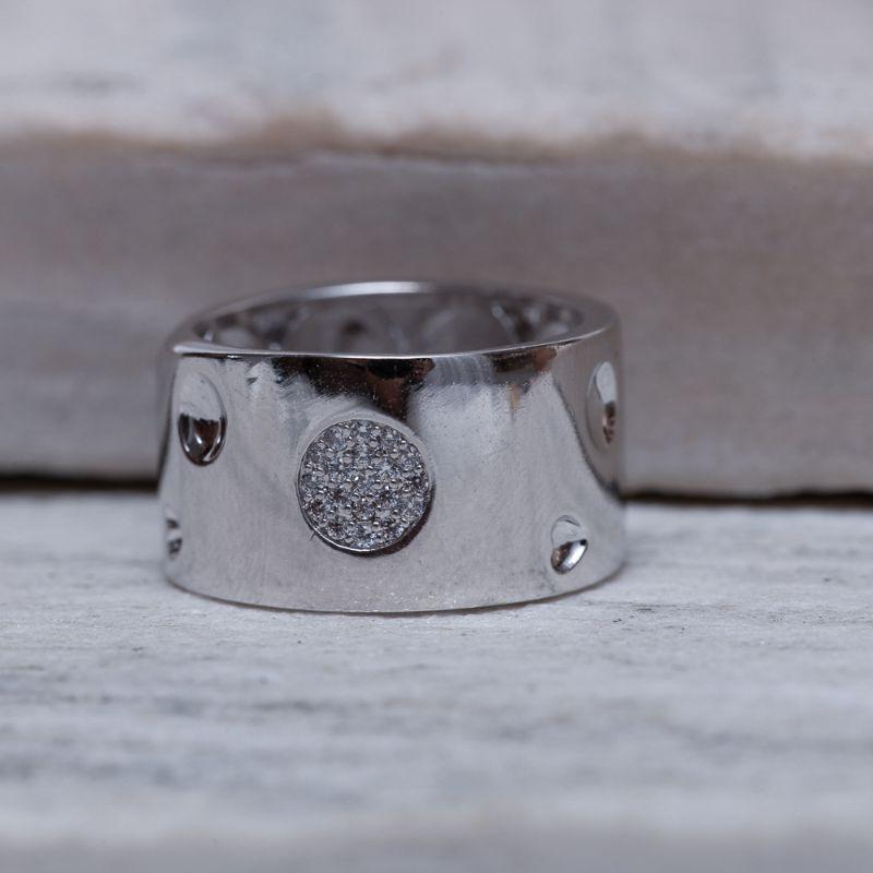 ANEL GROSSO COM BOLINHAS CRAVEJADAS E LISAS BANHO RÓDIO BRANCO