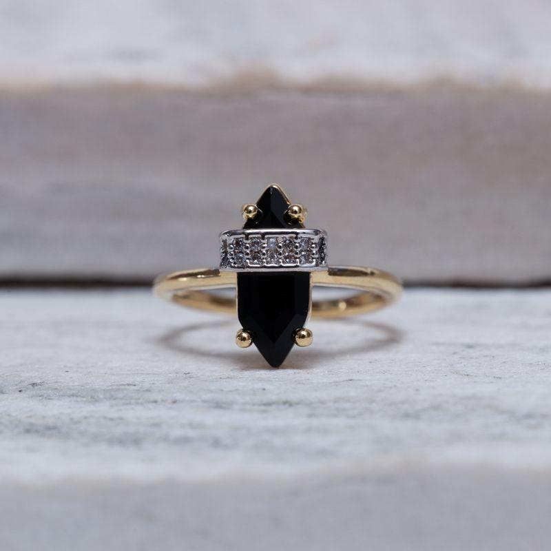 ANEL HEXÁGONO COM PEDRA NEGRA BANHO OURO 18K