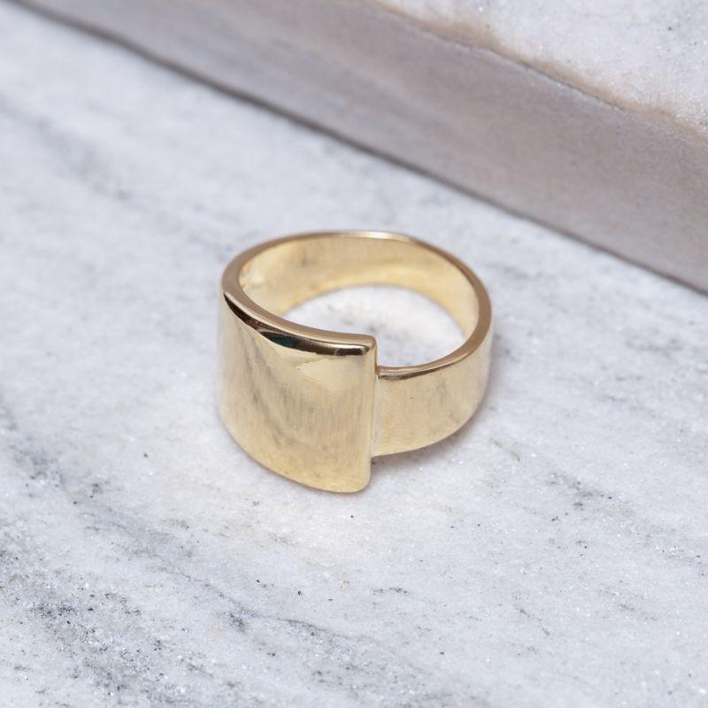 ANEL LARGO LISO BANHO OURO 18K