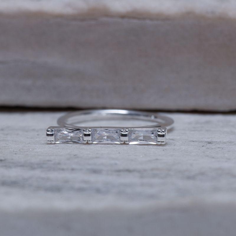 ANEL MINIMALISTA COM ZIRCÔNIAS BANHO BANHO PRATA