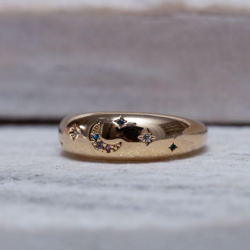 ANEL ABAULADO COM ESTRELAS E LUA COLORIDOS BANHO OURO 18K