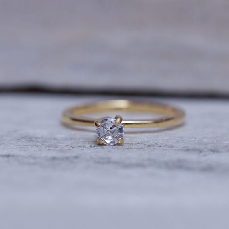 ANEL SOLITÁRIO 4 GARRAS CRISTAL BANHO OURO 18K