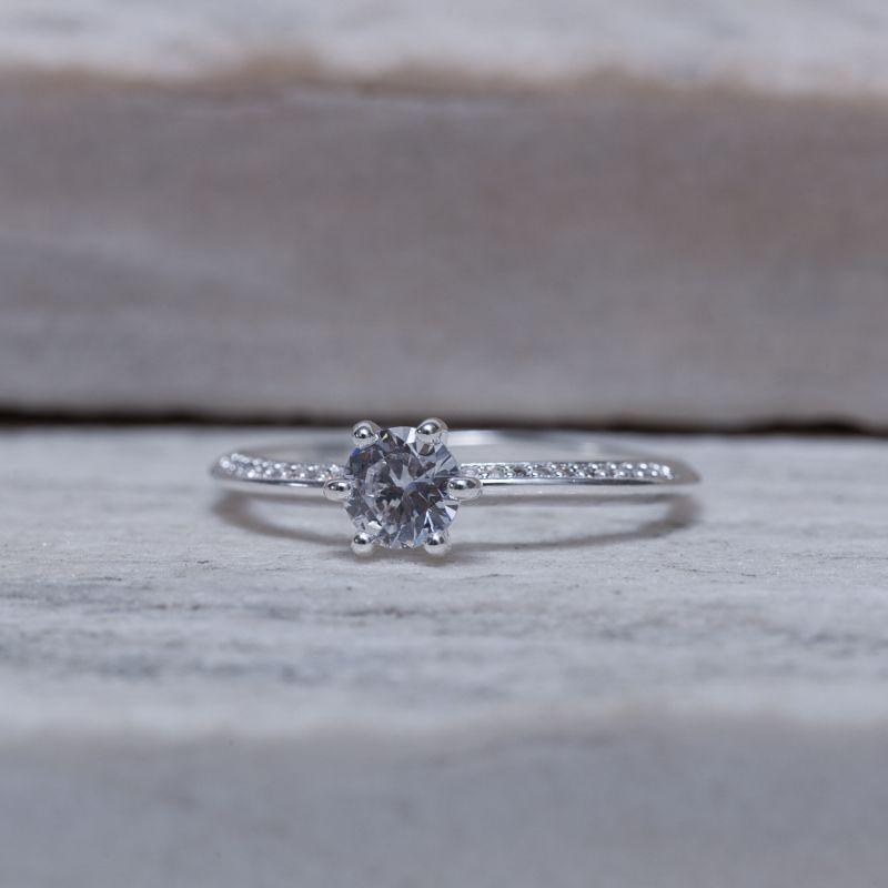 ANEL SOLITÁRIO CRAVEJADO BANHO PRATA