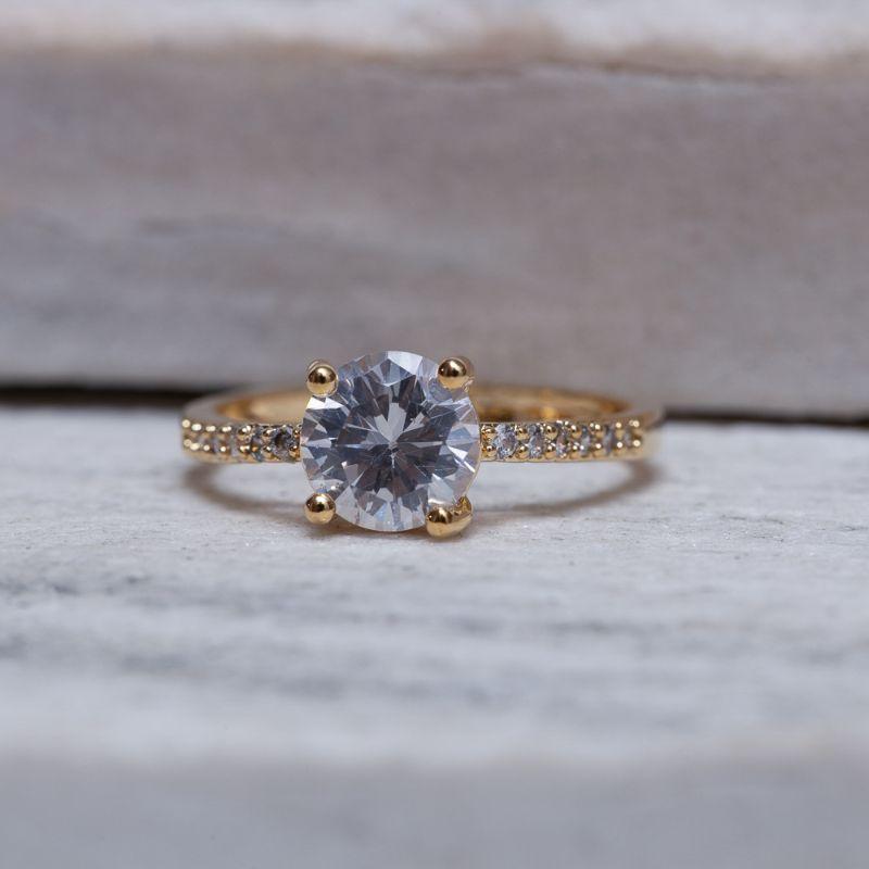 ANEL SOLITÁRIO CRAVEJADO COM PEDRA CRISTAL BANHO OURO 18K