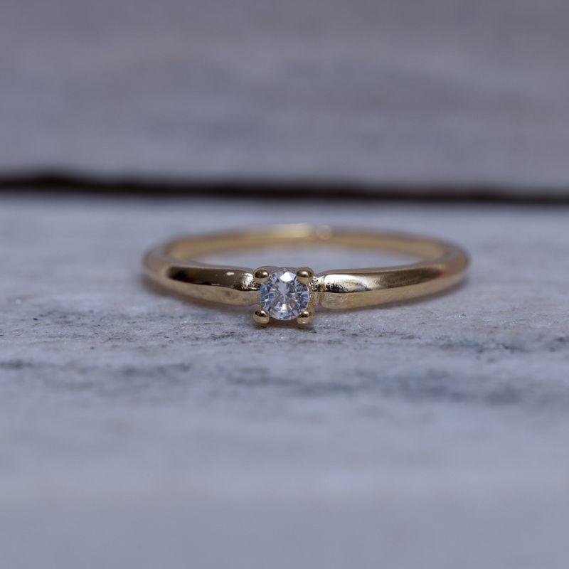 ANEL SOLITÁRIO DELICADO CRISTAL BANHO OURO 18K