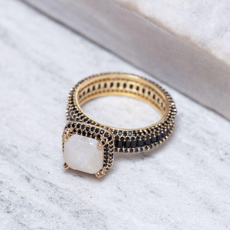 ANEL SOLITÁRIO MADRE PÉROLA COM ZIRCÔNIAS NEGRAS BANHO OURO 18K